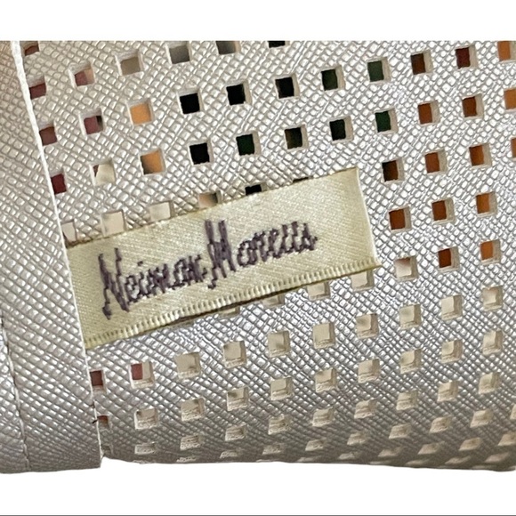 Large Vintage Neiman Marcus Vegan White Silver Scallop Top Shopper Tote - Picture 2 of 7